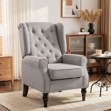 Fauteuil de chambre de style français avec une large assise. Fauteuil capitonné avec accoudoirs rembourrés et pieds en bois pour le salon et le bureau. Gris.