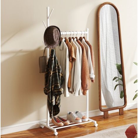 Porte-manteau sur roulettes en metal blanc avec 5 crochets, 68 x 43 x 171 cm, tringle et etagere a chaussures (1/5)