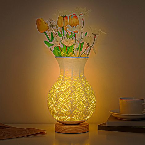 Lampe de chevet créative en forme de vase, ornée d'un motif tressé en rotin et d'une lampe LED imitant un vase de fleurs séchées. (1/5)