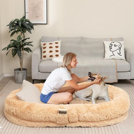 GOPLUS Lit Géant pour Chien Humain, en Fausse Fourrure Moelleuse, Couverture, Oreiller, Sangle, Coussin Orthopédique, Lit pour Chien Taille Humaine, pour Humains, 171 x 115 x 25cm (Brun) (1/5)
