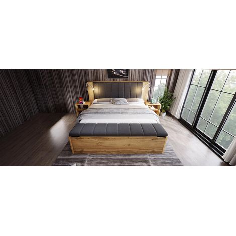 Lit double de 180 x 200 cm. Lit en bois, avec un dessus du lit qui peut être replié. Il y a également deux tables de nuit et une banquette pour ranger des objets.