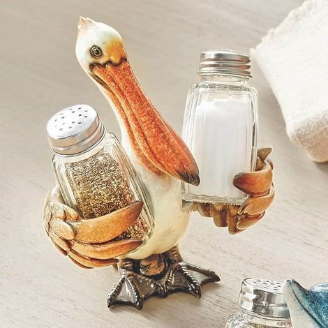 New kitchen storage and display item, creative and unique animal-themed storage rack, stylish and cute pelican figurine.