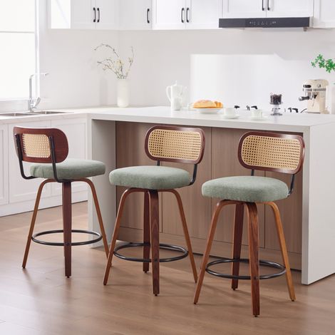 Juego de 3 taburetes giratorios de bar de 66 cm (26 pulgadas) SW3766BG, sillas de bar de ratán curvado con acabado en nogal, asiento tapizado en lino verde con reposapiés de metal. (1/5)