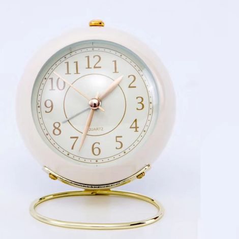 Réveil de chevet silencieux quartz blanc crème, cadran rond miniature avec couvercle doré, résistant à la corrosion, idéal pour chambre enfant ou salon.