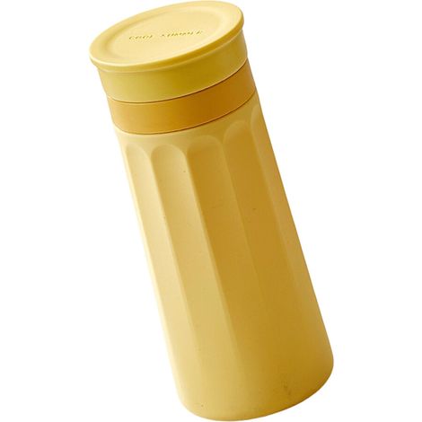 I cubetti di ghiaccio in silicone hanno una forma semplice di colore giallo.