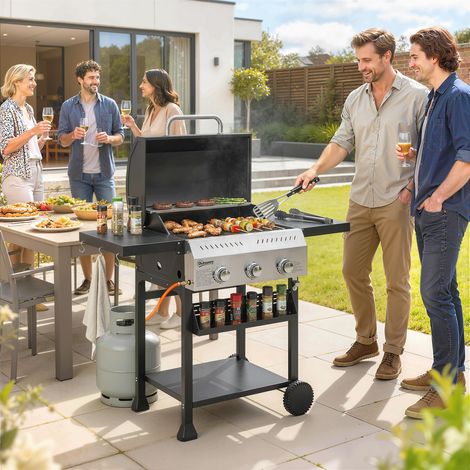 Griglia a gas da 9 kW con 3 bruciatori, carrello per barbecue in acciaio inox, incl. tavolino laterale pieghevole, porta spezie, ripiano inferiore con 6 ganci.