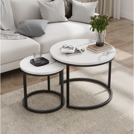 Set di 2 tavolini da caffè 60x60x45 cm bianco in ferro e pannello truciolare effetto marmo, impilabili salvaspazio (1/5)