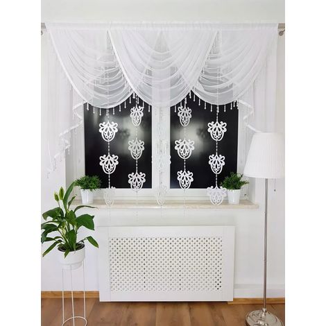 Un escaparate decorado con cuentas y colgantes de moda. (1/5)