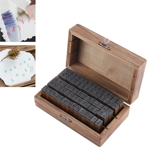 Ein Set aus 70 angenehm anzufassenden, rutschfesten Holzstempeln mit Buchstaben und Zahlen zur Herstellung von Grußkarten und Kalendern. (1/5)