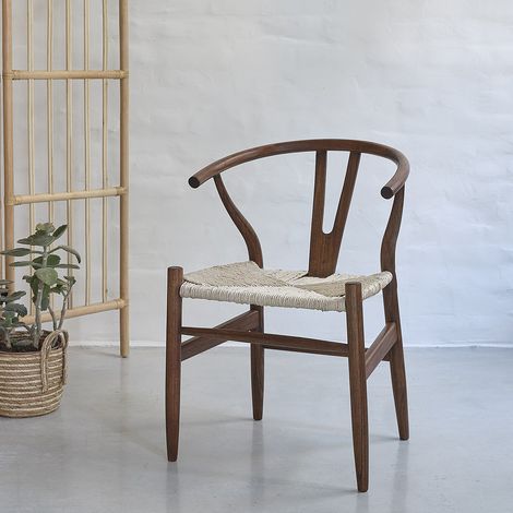 Chaise en mindi massif finition noyer et assise tissée (1/5)