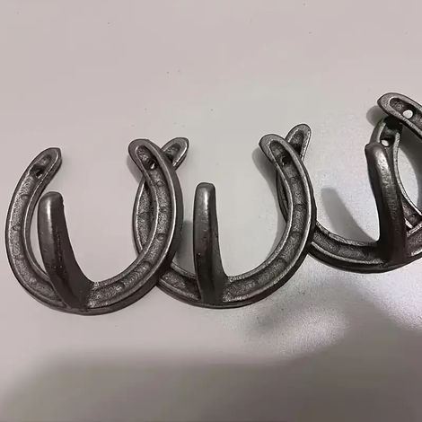 Ensemble de 5 patères murales vintage en fonte - Porte-manteau en forme de fer à cheval, style campagnard, double fonction : décoration et rangement (1/5)