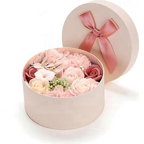 Cinq roses/œillets parfumés exquis dans une boîte, parfaits pour des occasions comme la Saint-Valentin et la fête des mères. (1/5)