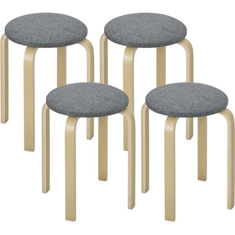 Set de 4 tabourets rembourrés empilables. Ils allient une finition laquée élégante à des pieds en bois solides, dans un coloris gris très doux (1/5)