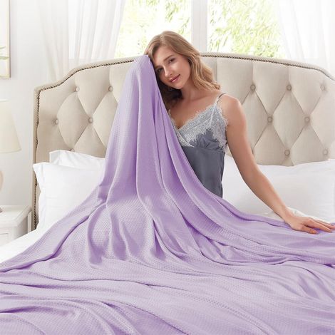 Diese leichte und bequeme lila Spandexdecke mit moderner, einfarbiger Kühltechnologie eignet sich für alle Jahreszeiten und ist perfekt für Sofa oder Bett. Sie misst 100 x 90 cm.