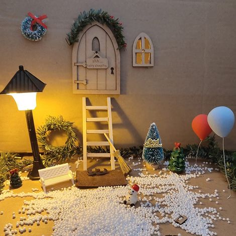 Ensemble de gnomes miniatures de Noël avec accessoires, porte décorative, décorations murales, couronne de sapin et échelle en bois. (1/5)