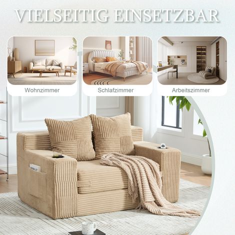 Questo moderno divano letto matrimoniale è un comodo divano a due posti rivestito in cashmere, completo di due cuscini e portabicchieri. Dispone inoltre di un elegante poggiapiedi decorativo con vano  (1/5)
