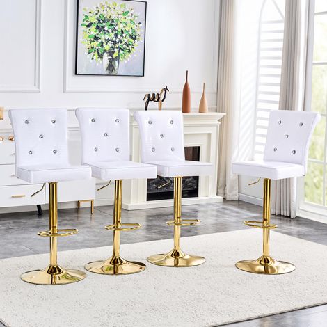 Un ensemble de 4 fauteuils releveurs vintage en cuir de crocodile blanc, ornés de fermoirs en cristal et revêtus de cuir synthétique, apporte une touche d'élégance et de mystère à la salle à manger. (1/5)