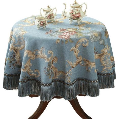 Elegante mantel con estampado jacquard y flecos, confeccionado con materiales reciclados.
