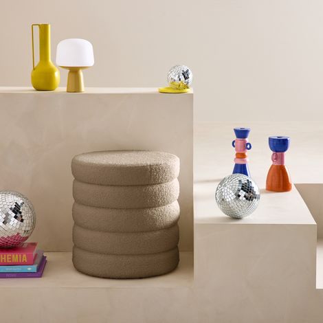 Tabouret en bouclettes taupe avec coffre de rangement intégré