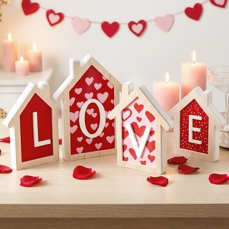 Dekorationen des Heiligen Valentin – Ensemble aus 4 Holzpaneelen in Form eines Hauses, 3D-Design (1/5)