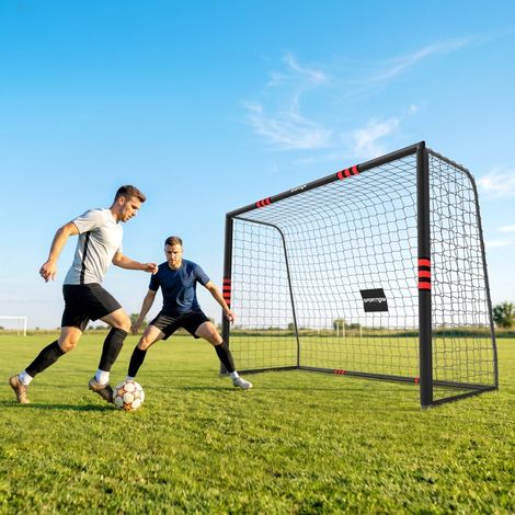 But de football de jardin 300 x 200 cm. But d'extérieur robuste avec filet, rembourrage, piquets et revêtement antirouille. (1/5)