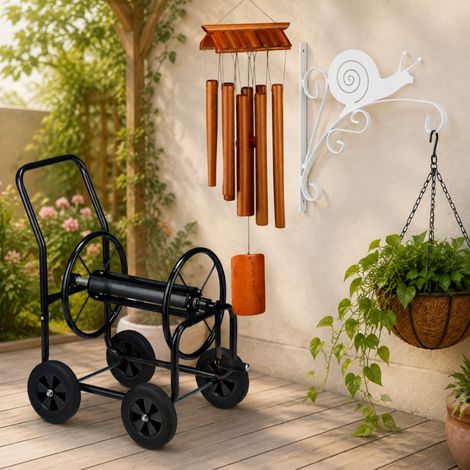 Beruhigendes Gartenbewässerungsset (3-teilig) - Schneckenhalterung, Schlauchaufroller aus Metall & Bambus-Windspiel (1/5)