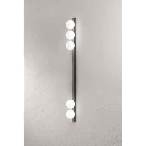 Plafonnier 10S48482 en métal gris titane avec 5 diffuseurs sphériques en verre soufflé blanc dépoli - Design moderne et élégant par Perenz.