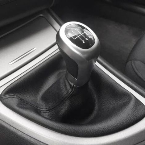 Ce kit comprend des housses anti-poussière pour le pommeau de levier de vitesse des BMW Série 1 (E81, E82, E87, E88), des accessoires de transmission manuelle et un kit de 5 vitesses avec logo M 3D. (1/4)
