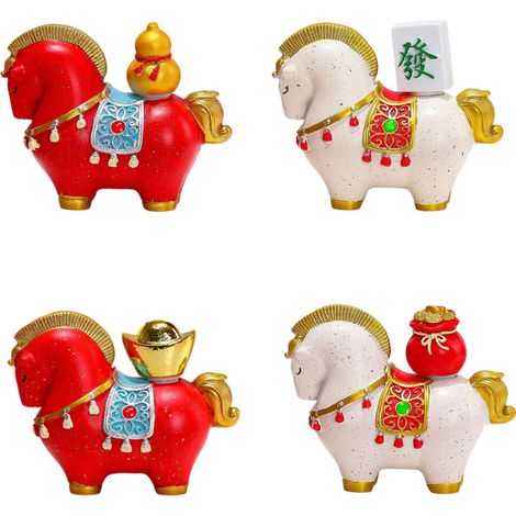 Statua di cavallo in stile cartone animato in quattro abiti, realizzata da Guoc.