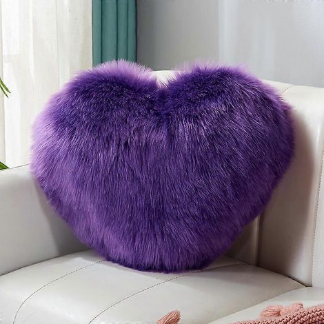 Un coussin en forme de cœur et un coussin en forme de cœur imitant la fourrure sont indispensables pour la Saint-Valentin (1/4)