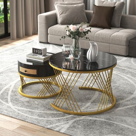 Table basse ronde 2-en-1 (MDF) – Table d'appoint dotée d'un plateau effet marbre, de tiroirs en faux rotin, de poignées en bois massif et de pieds en fer à finition dorée.