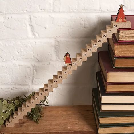 Calendrier de l'Avent en bois avec Père Noël grimpant sur échelle, compte à rebours interactif de 24 jours, décoration festive pour voyageur, escalier du Père Noël en bois naturel (1/3)