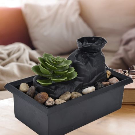 Dekorativer 3V-USB-Brunnen mit LED und Sukkulente für den Schreibtisch. Größe: 17,8 x 12 x 10,8 cm, Material: Kunststoff, Gewicht: 495 g. Inklusive USB-Kabel und Ziersteinen. (1/5)