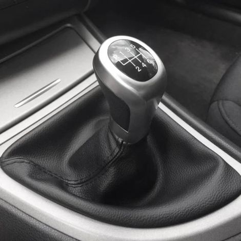 Ce kit comprend des housses anti-poussière pour le pommeau de levier de vitesse de la BMW Série 1 (E81, E82, E87, E88), un kit d'accessoires standard pour transmission manuelle à 5 vitesses. (1/4)
