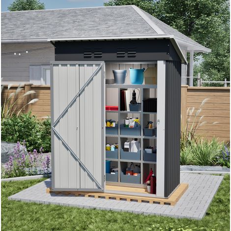 Caseta de jardín compacta de 152,2 x 83,6 x 182 cm, techo plano, puerta metálica con cerradura, acero negro, sin ventana.