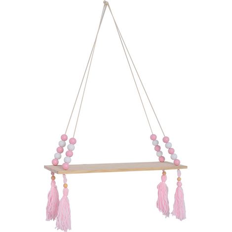 Une étagère murale décorative de style nordique, suspendue par des cordes et des planches de bois en forme de balançoire  idéale pour une chambre rose de petite fille. (1/4)