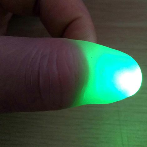 Bagues lumineuses LED pour les doigts : un tour de magie magique qui clignote en gros plan-Green