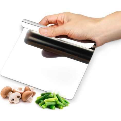 Multi-purpose kitchen aid in 18/10 stainless steel, vegetable scoop. Serves as a dough scraper, herb scoop and food transfer tool: robust steel, dishwasher safe, secure grip. (1/5)