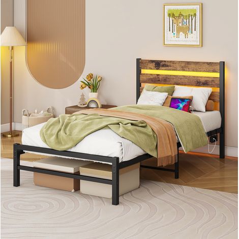 Letto 120x200 cm in MDF e metallo, marrone antico, con testiera in legno, LED RGB e spazio sottoletto