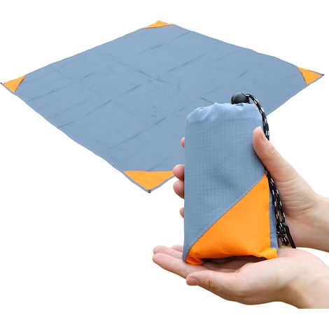 Couverture de pique-nique de poche, tapis de sol de camping léger et résistant au sable, imperméable et léger, 140 x 150 cm, pliable, facile à ranger dans un petit sac, tapis de plage portable. (1/5)