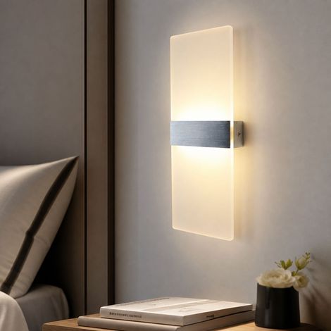 Applique da parete a LED da 10W dal design moderno, con paralume in acrilico e corpo in alluminio spazzolato color argento, illuminazione a 3 colori, 40x15 cm. (1/4)