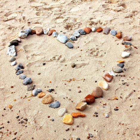 Tableau amour plage pour chambre | Tableau bord de mer coeur avec des galets | Tableau sur toile salle de bain & couloir 0,5 x 0,5 m (1/2)