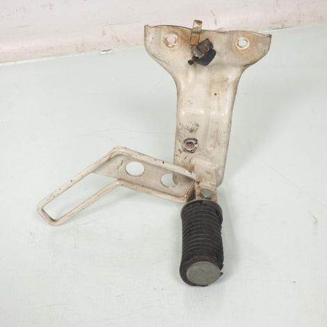 [PRODUIT D'OCCASION] Platine de repose pied passager droit origine pour moto Suzuki (1/3)