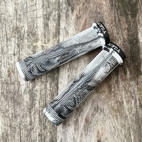 Poignées de vélo en caoutchouc marbré noir et blanc avec fixation de verrouillage, poignées de guidon antidérapantes adaptées à la draisienne et au VTT (1/5)