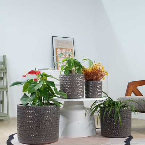 Maceta de cerámica Ø24,5 cm, gris brillante con relieve en cheurones y drenaje OKMYHOME (1/5)