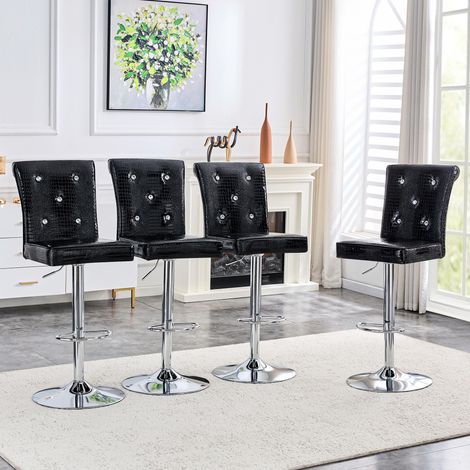 Un ensemble de 4 chaises de bar relevables en cuir de crocodile vintage noir, avec fermoir en cristal et revêtement en cuir synthétique, ajoute une touche d'élégance et de mystère à la salle à manger. (1/5)