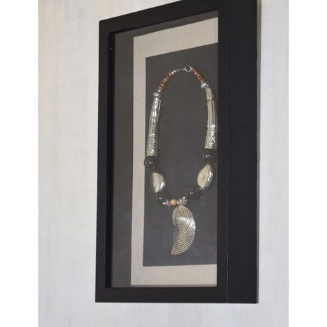 Vitrine d'exposition pour le salon avec un collier de style Glamour