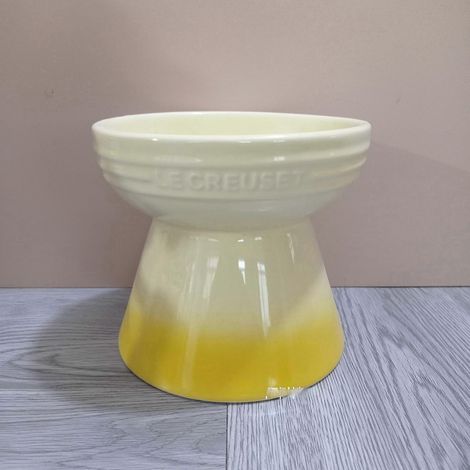 Le Creuset Cool Color Cerc Hundenapf mit Kippschutz und hohem Fuß, inklusive Schutzmatte SH1 Hellgelbes, hohes und flaches Maul (1/2)