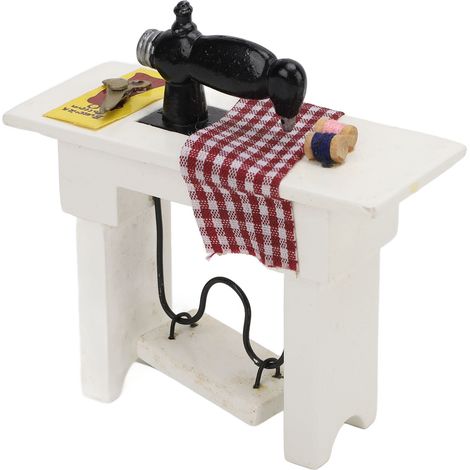 Machine à coudre miniature pour maison de poupée à l'échelle 1:12, accessoire de mobilier vintage, machine à coudre décorative avec ciseaux et tissu quadrillé. (1/5)