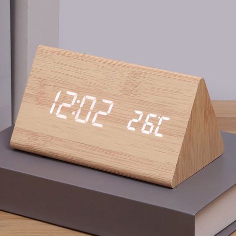Reloj despertador triangular de color madera. Reloj despertador digital con dígitos LED claros e indicador de temperatura. (1/5)